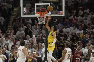 Tyrese Haliburton (au centre) s'est montré décisif mardi à Cleveland KEYSTONE/AP/Sue Ogrocki